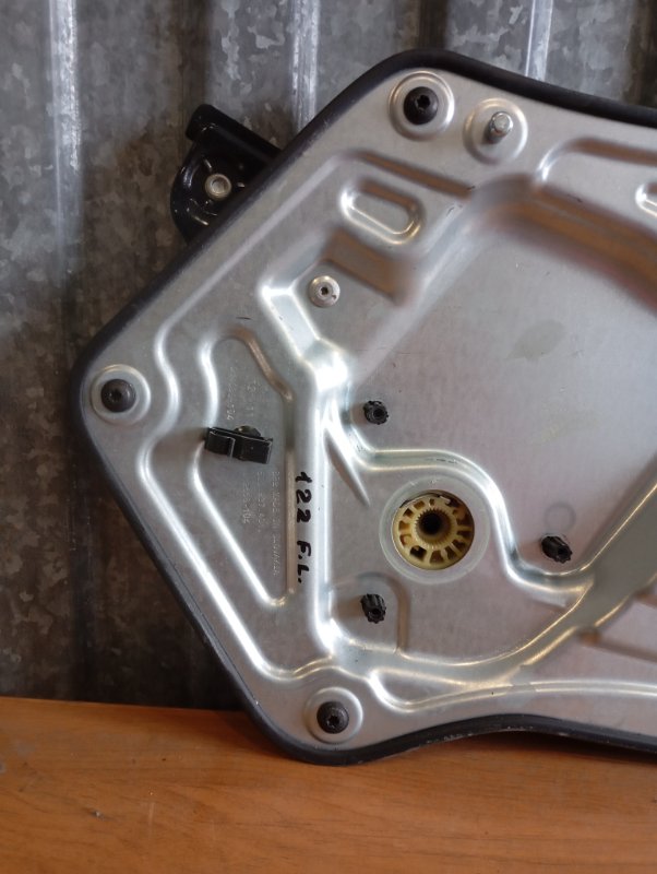 Стеклоподъемник Skoda YETI 2011 5L