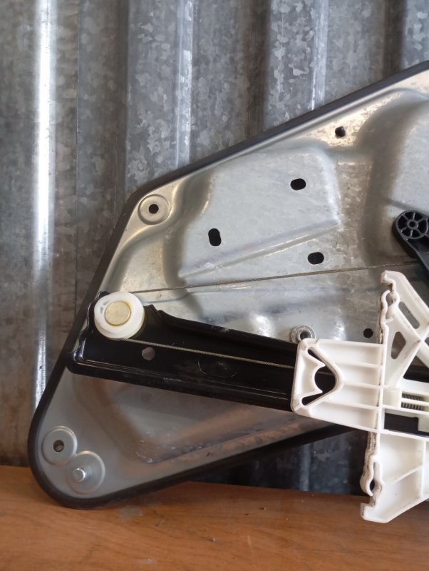 Стеклоподъемник Skoda YETI 2011 5L