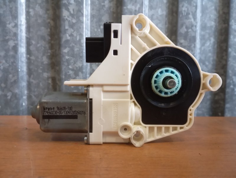 Мотор стеклоподъемника Skoda YETI 2011 5L