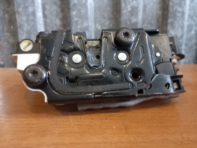 Замок двери Skoda YETI 2011 5L