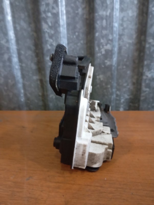 Замок двери Skoda YETI 2011 5L