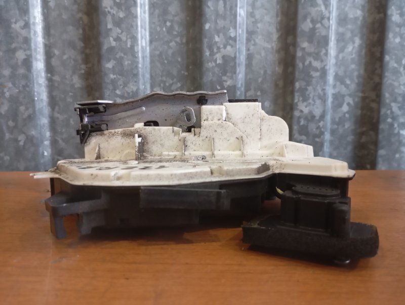 Замок двери Skoda YETI 2011 5L