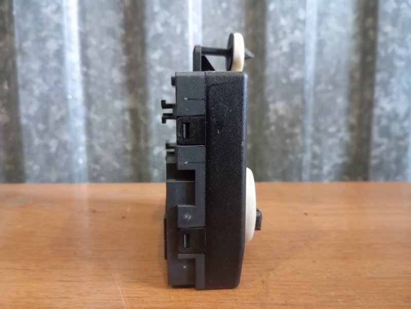 Блок управления двери Skoda YETI 2011 5L