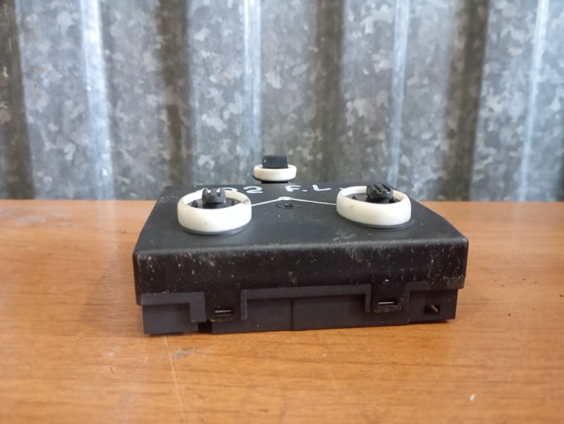 Блок управления двери Skoda YETI 2011 5L