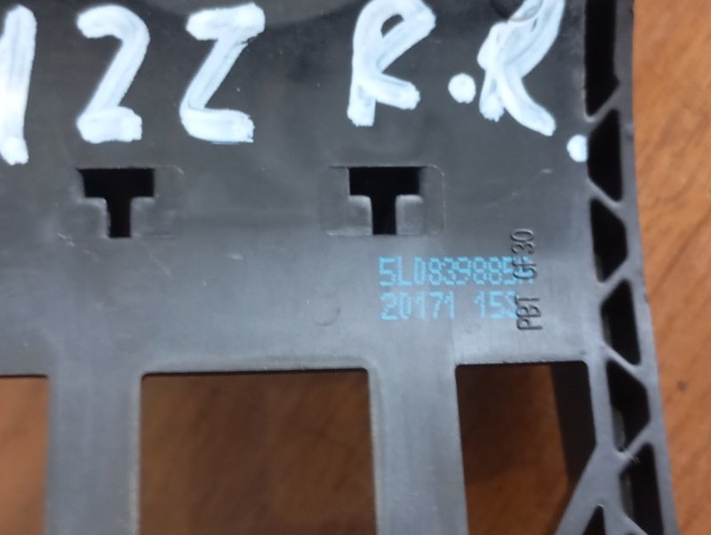 Кронштейн ручки двери Skoda YETI 2011 5L