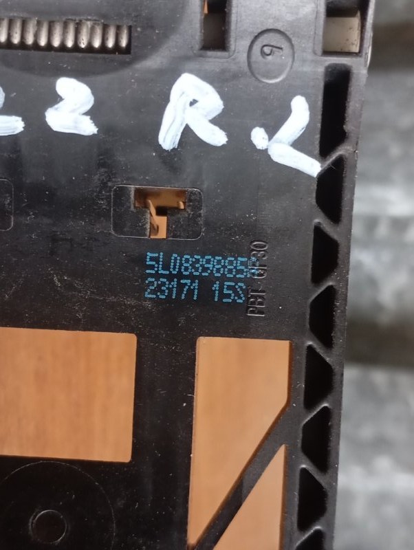 Кронштейн ручки двери Skoda YETI 2011 5L