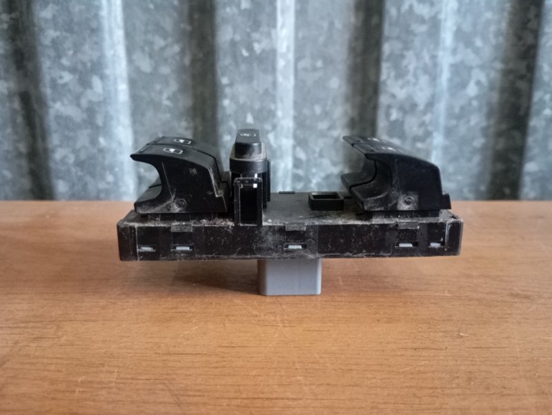 Блок управления стеклоподъемниками Skoda YETI 2011 5L