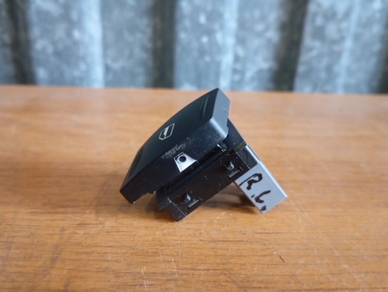 Кнопка стеклоподъемника Skoda YETI 2011 5L