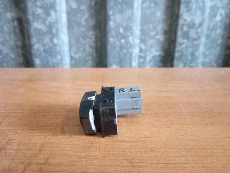 Кнопка стеклоподъемника Skoda YETI 2011 5L