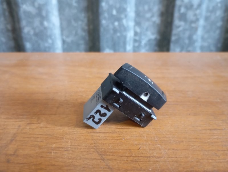 Кнопка стеклоподъемника Skoda YETI 2011 5L