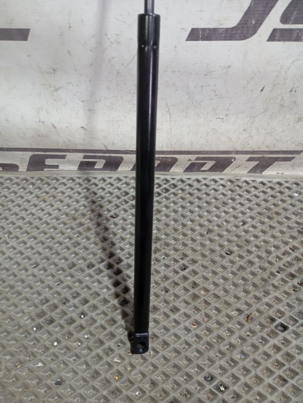 Амортизаторы капота Volkswagen Touareg 2006 GP