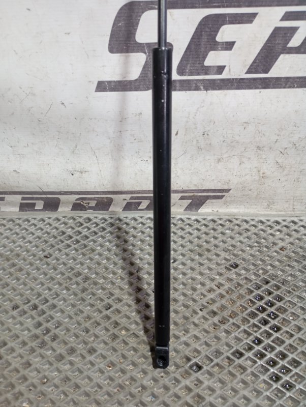 Амортизаторы капота Volkswagen Touareg 2006 GP