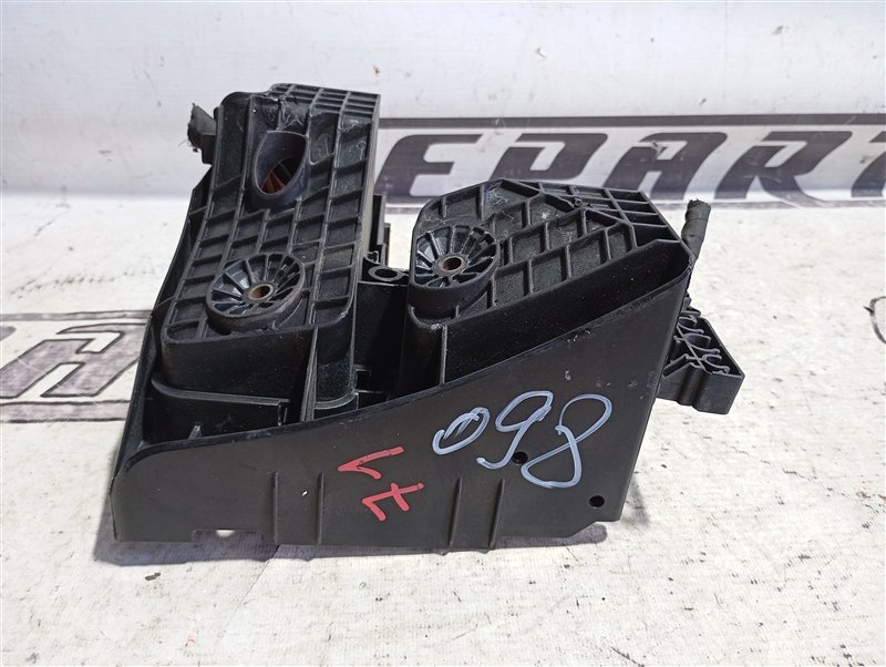 Кронштейн блока предохранителей Volkswagen Passat 2006 B6