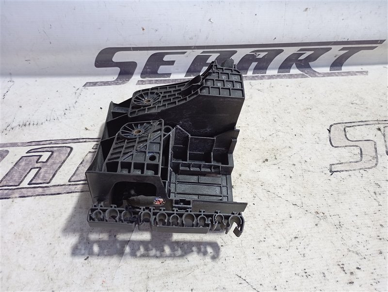 Кронштейн блока предохранителей Volkswagen Passat 2006 B6