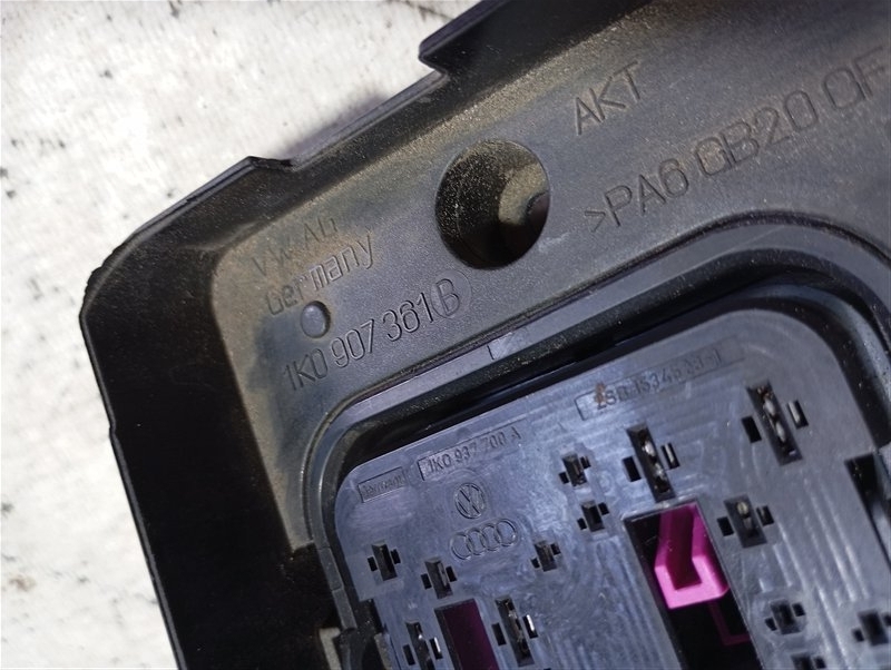 Кронштейн блока предохранителей Volkswagen Passat 2006 B6