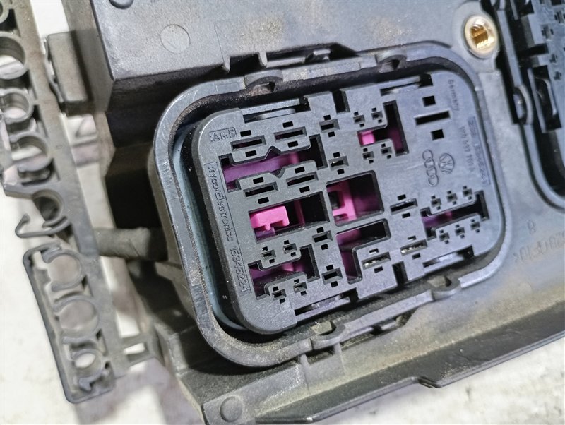 Кронштейн блока предохранителей Volkswagen Passat 2006 B6