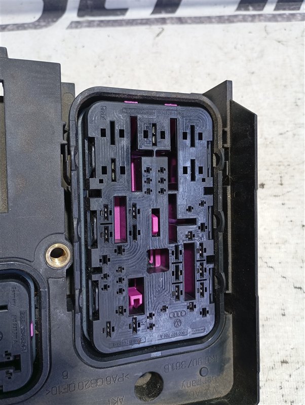 Кронштейн блока предохранителей Volkswagen Passat 2006 B6