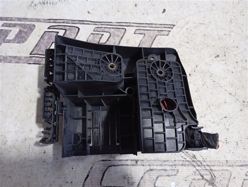 Кронштейн блока предохранителей Volkswagen Passat 2008 B6