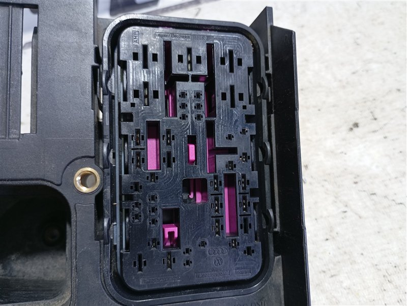 Кронштейн блока предохранителей Volkswagen Passat 2008 B6