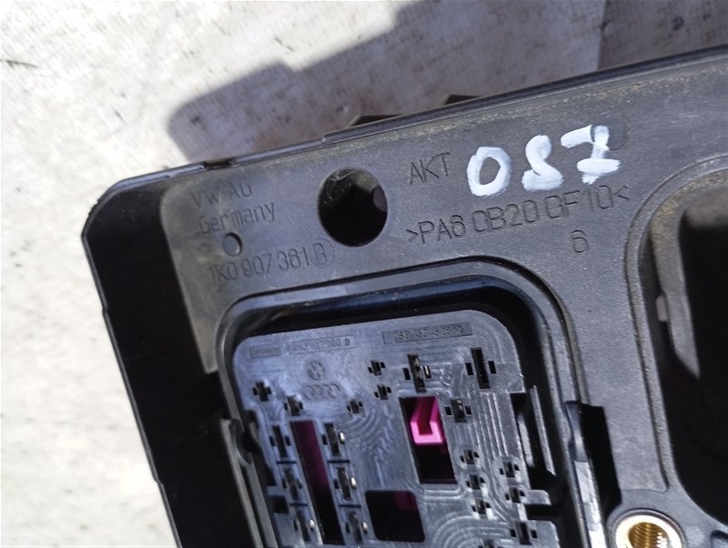 Кронштейн блока предохранителей Volkswagen Passat 2008 B6