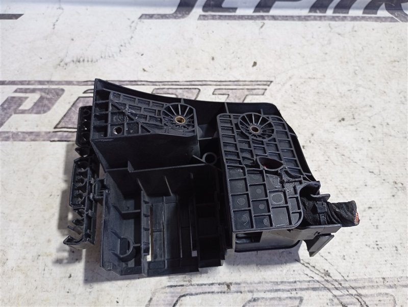 Кронштейн блока предохранителей Volkswagen Passat 2008 B6