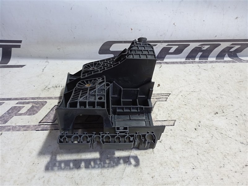 Кронштейн блока предохранителей Volkswagen Passat 2008 B6