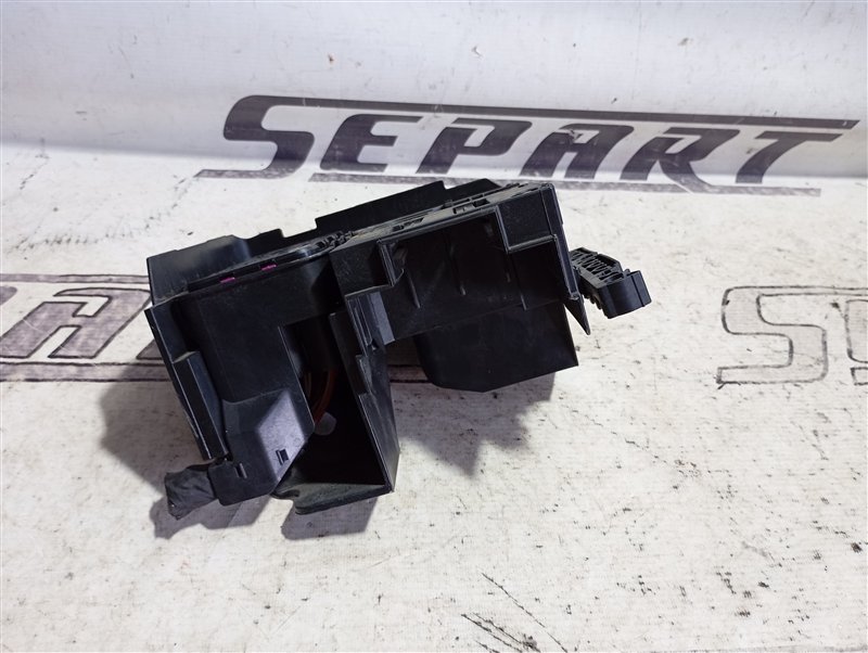 Кронштейн блока предохранителей Volkswagen Passat 2008 B6