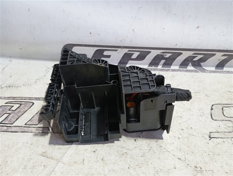 Кронштейн блока предохранителей Volkswagen Passat 2008 B6