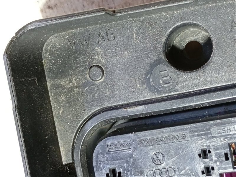 Кронштейн блока предохранителей Volkswagen Passat 2008 B6