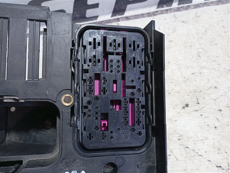 Кронштейн блока предохранителей Volkswagen Passat 2008 B6