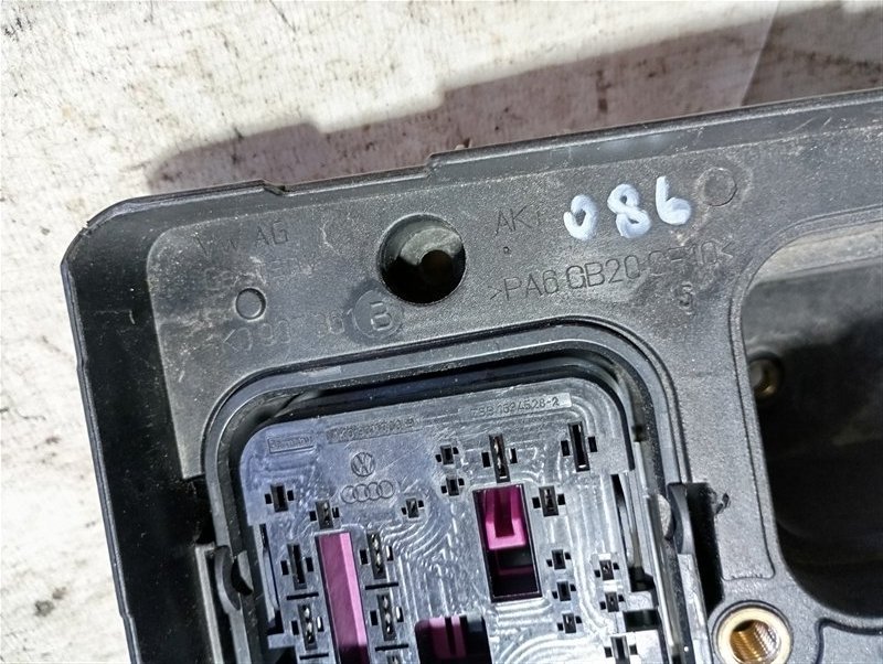 Кронштейн блока предохранителей Volkswagen Passat 2008 B6