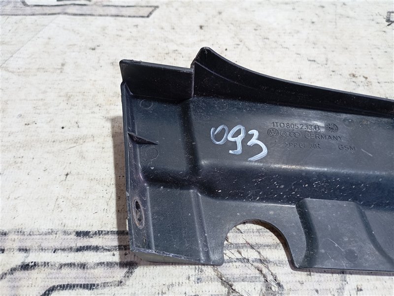 Крышка петли капота Volkswagen Touran 2011 1T