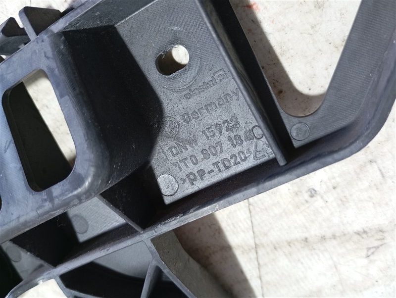 Кронштейн бампера Volkswagen Touran 2011 1T