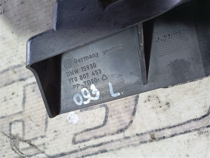 Кронштейн бампера Volkswagen Touran 2011 1T