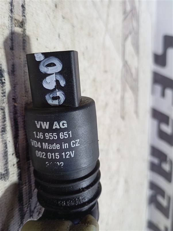 Насос омывателя стекла Volkswagen Passat 2002 B5