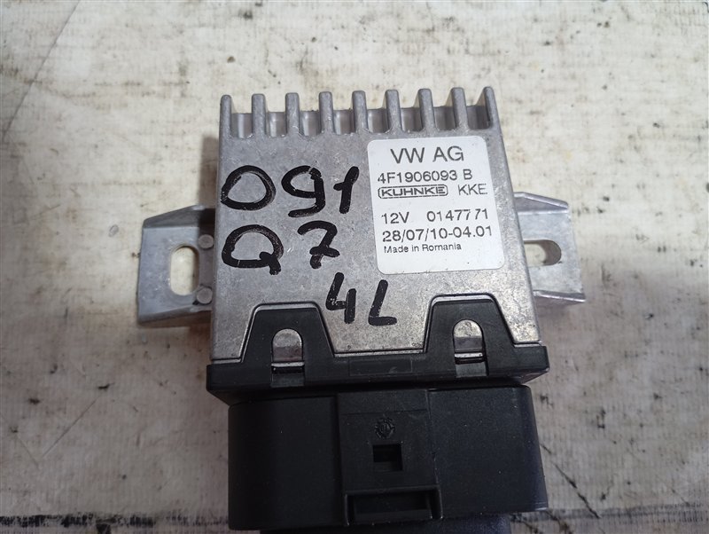 Блок управления топливного насоса Audi Q7 2010 4L