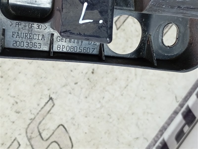 Кронштейн фары Audi A3 2009 8P