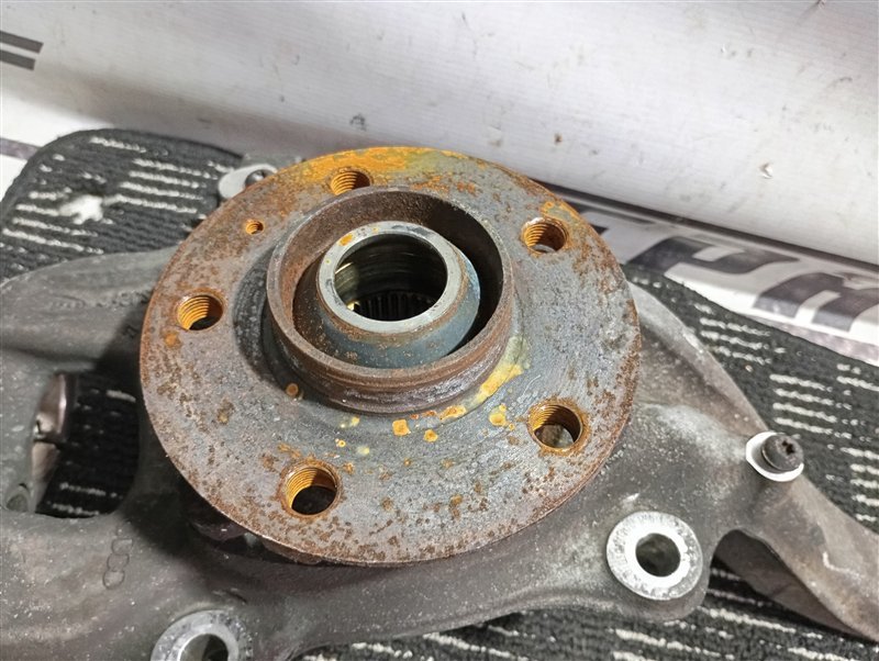 Кулак поворотный Audi Q5 2012 8R