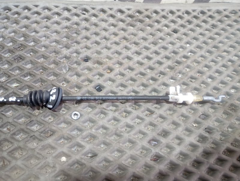 Трос открывания двери Skoda YETI 2011 5L