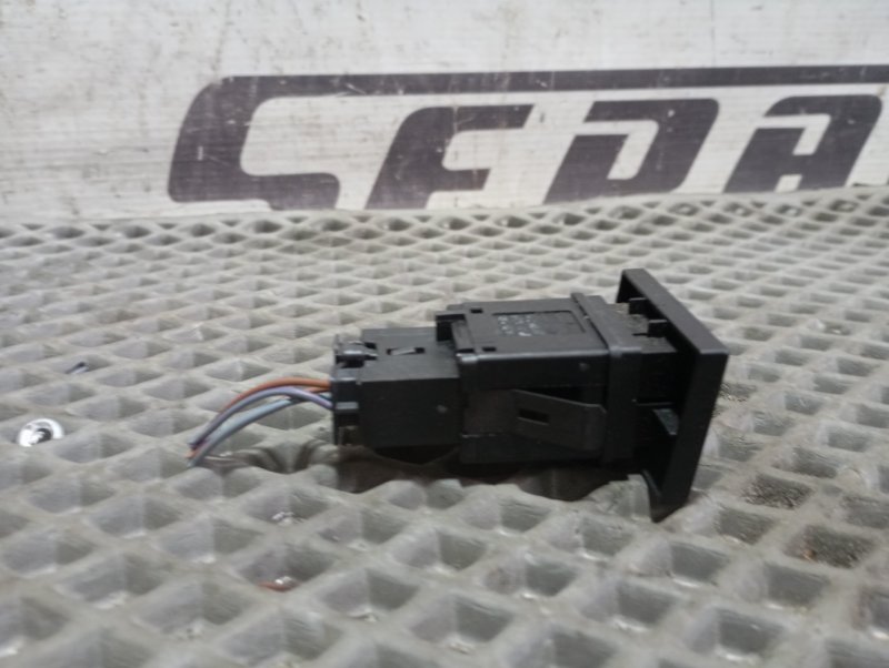 Кнопка аварийной сигнализации Volkswagen Touareg 2006 GP