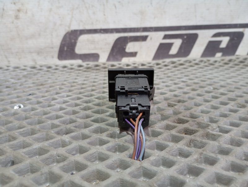 Кнопка аварийной сигнализации Volkswagen Touareg 2006 GP