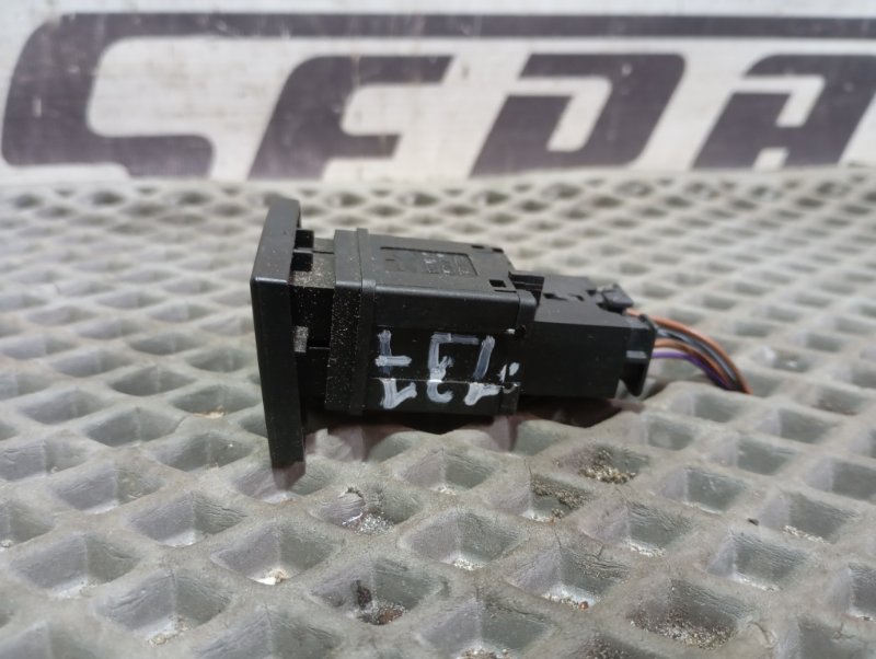 Кнопка аварийной сигнализации Volkswagen Touareg 2006 GP