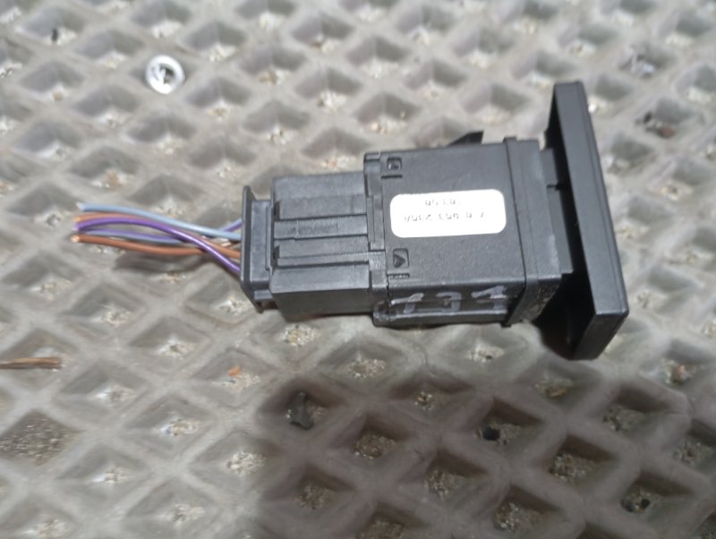 Кнопка аварийной сигнализации Volkswagen Touareg 2006 GP