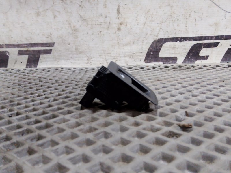 Кнопка стеклоподъемника Volkswagen Tiguan 2019 AD