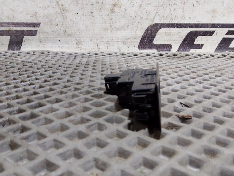 Кнопка стеклоподъемника Volkswagen Tiguan 2019 AD