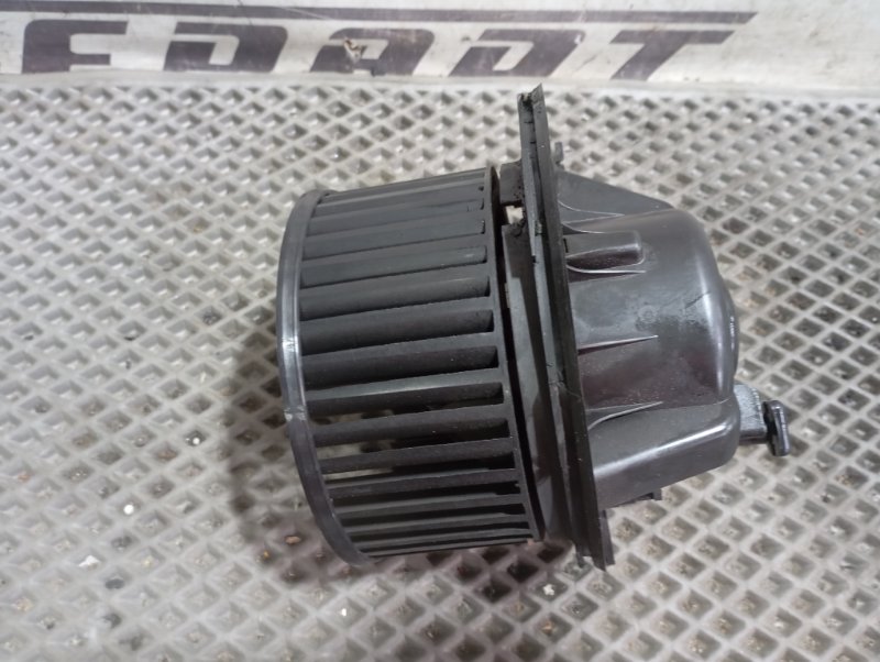 Моторчик печки Skoda YETI 2011 5L