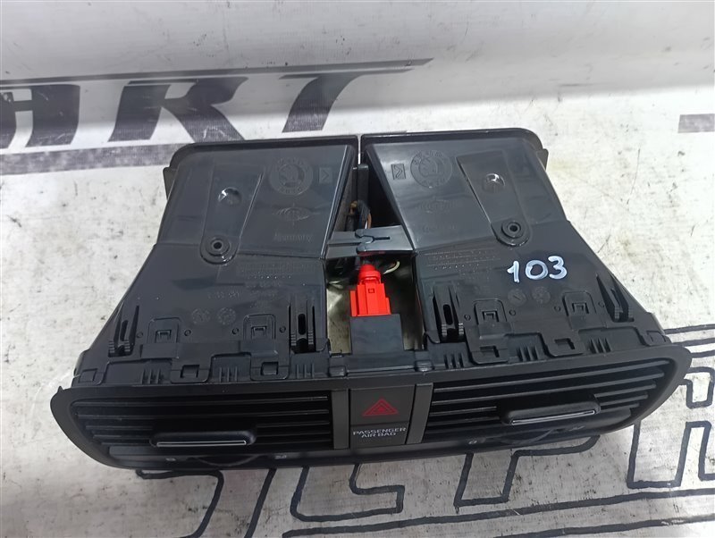 Дефлектор центральный Skoda YETI 2012