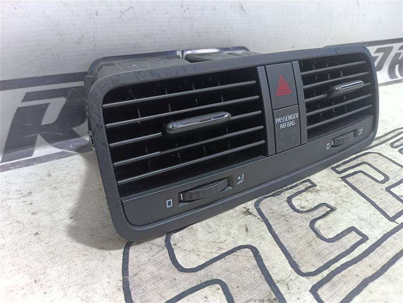 Дефлектор центральный Skoda YETI 2012