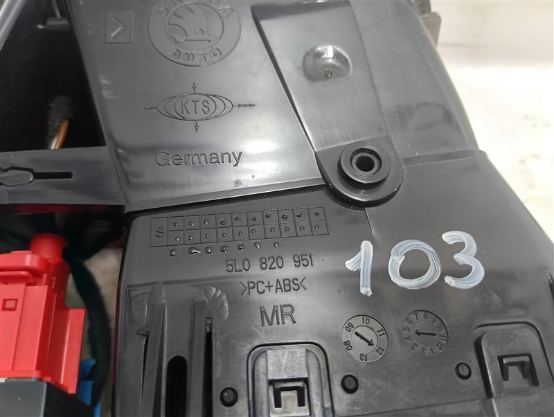 Дефлектор центральный Skoda YETI 2012