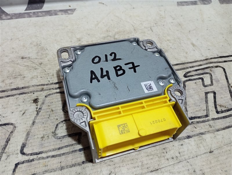 Блок управления подушками безопасности Audi A4 2006 B7